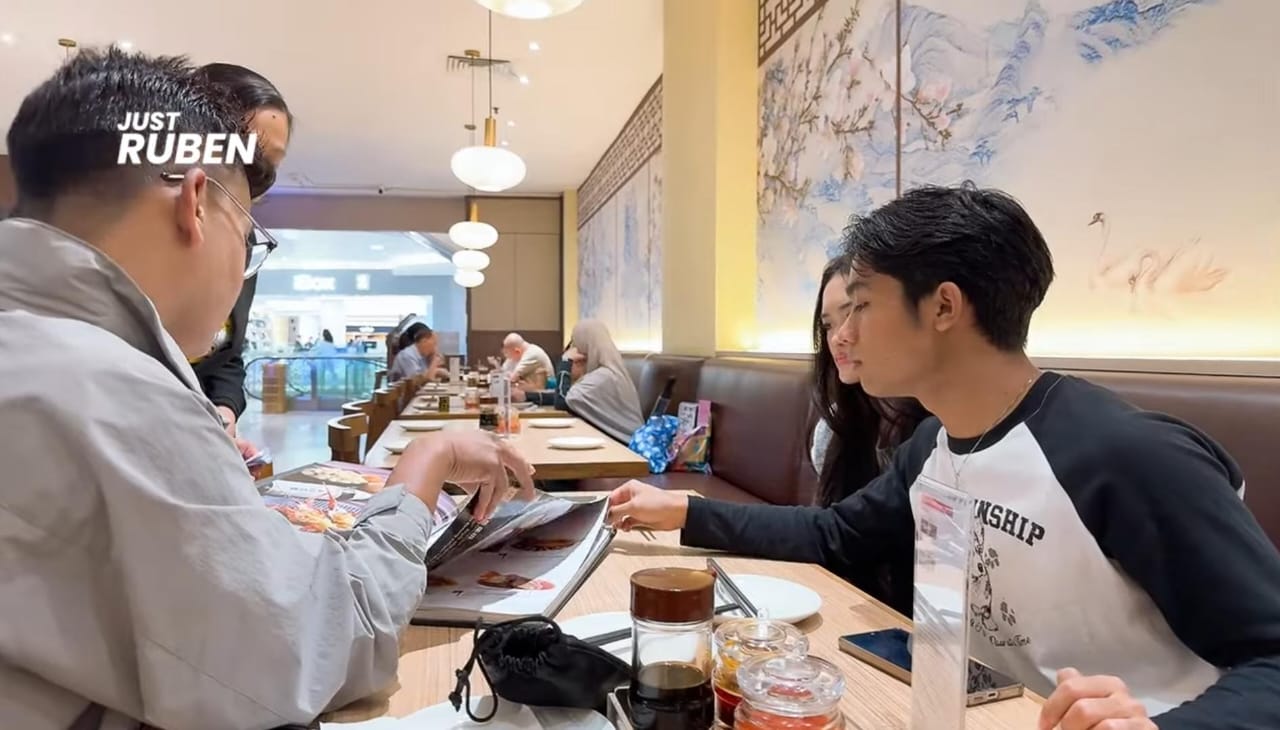 Ruben Onsu, Betrand Peto, dan Aqila makan malam di sebuah Restoran
